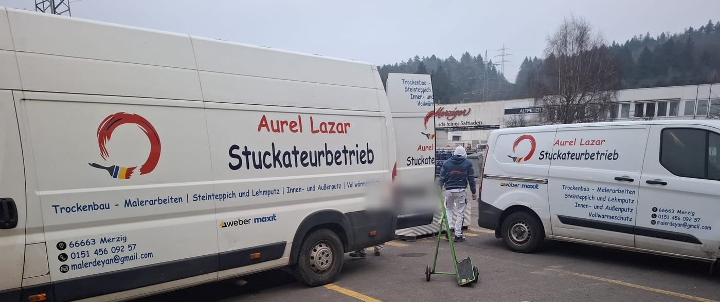 Drei beschriftete Transporter des Stuckateurbetriebs Aurel Lazar